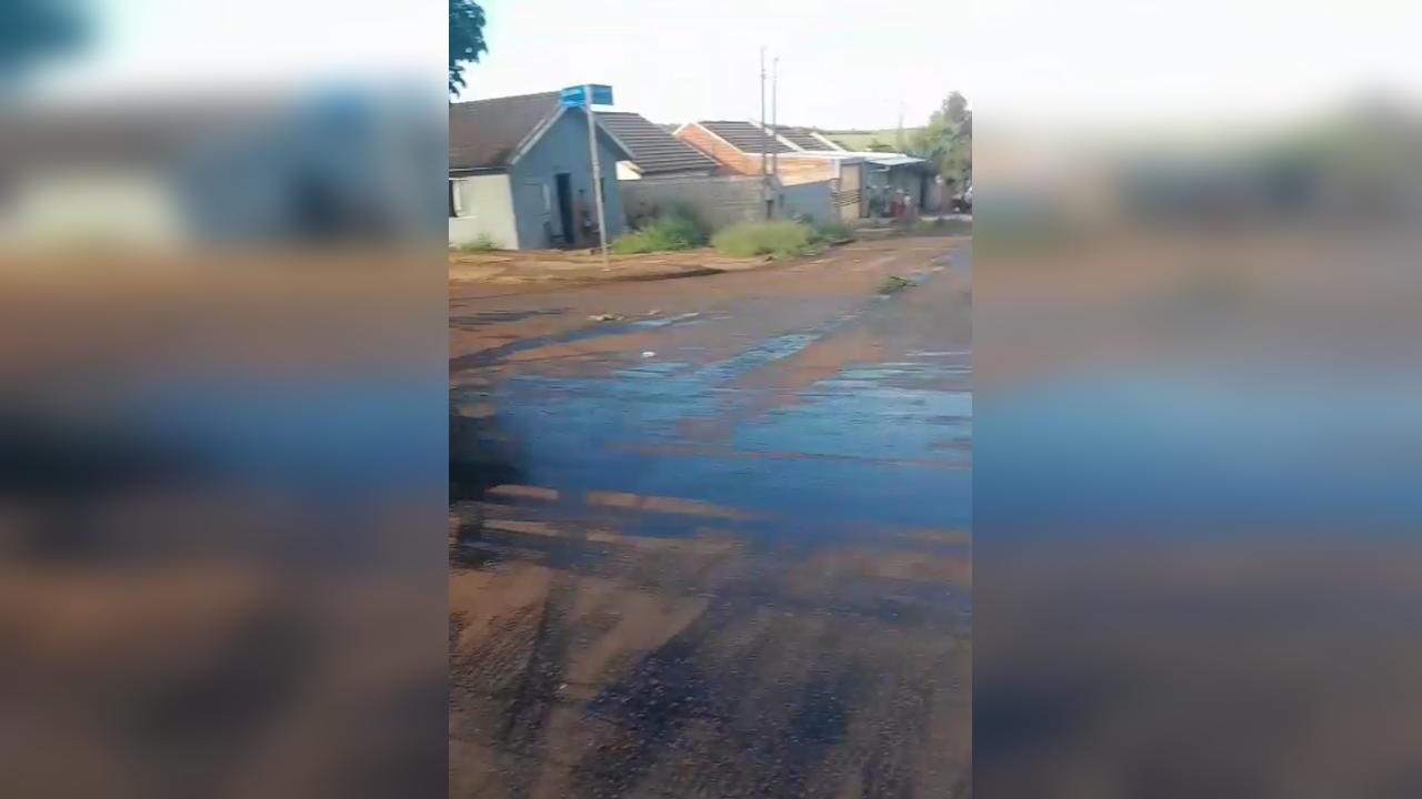 Óleo na pista é perigo para motociclistas na Rua Sócrates