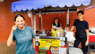 Conheça a dona Tere, que formou duas filhas na faculdade vendendo cachorro-quente há 38 anos no Centro de Cascavel Imagem referente a Conheça a dona Tere, que formou duas filhas na faculdade vendendo cachorro-quente há 38 anos no Centro de Cascavel