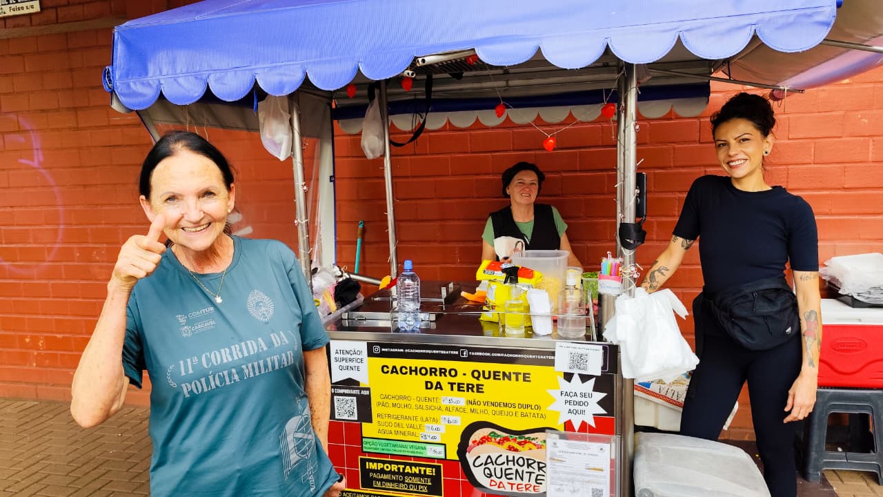 Conheça a dona Tere, que formou duas filhas na faculdade vendendo cachorro-quente há 38 anos no Centro de Cascavel