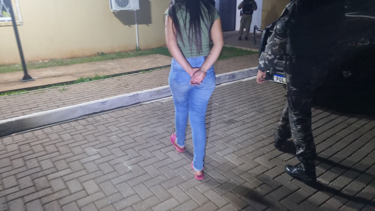 Sem placa, sem capacete e com maconha: Jovem é detida pelo Choque no Jardim Melissa