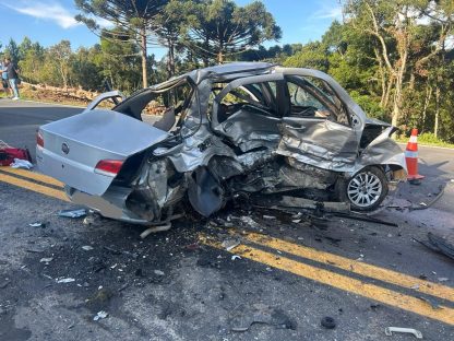 Colisão frontal na BR-277 deixa cinco pessoas gravemente feridas Imagem referente a Colisão frontal na BR-277 deixa cinco pessoas gravemente feridas