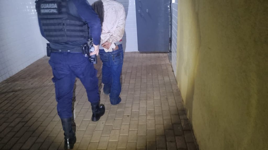 Homem em situação de rua cria tumulto no Terminal Oeste e acaba detido pela Guarda Municipal Homem em situação de rua cria tumulto no Terminal Oeste e acaba detido pela Guarda Municipal