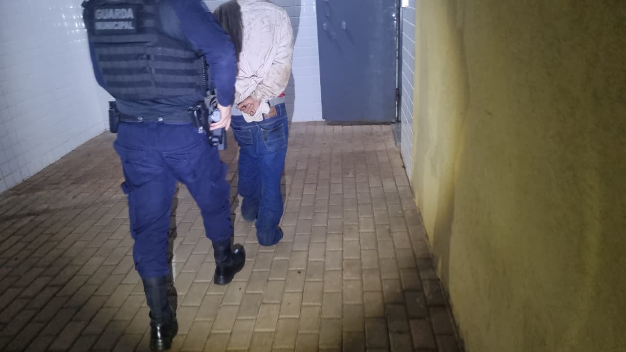 Homem em situação de rua cria tumulto no Terminal Oeste e acaba detido pela Guarda Municipal