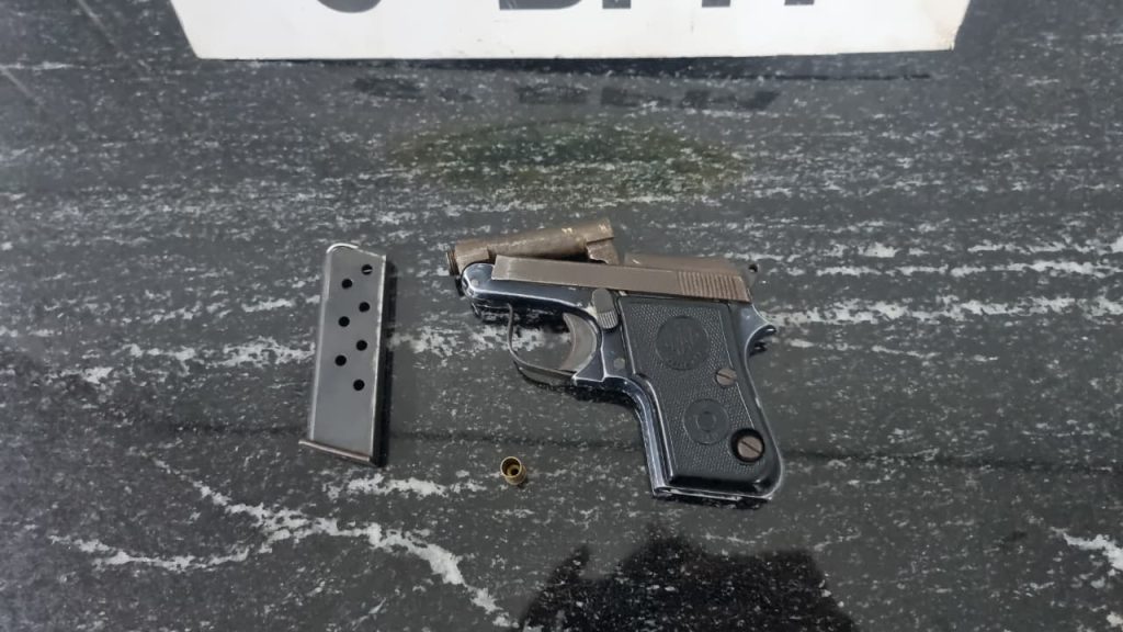Discussão em distribuidora no Cascavel Velho termina com arma sacada e dupla na delegacia Discussão em distribuidora no Cascavel Velho termina com arma sacada e dupla na delegacia