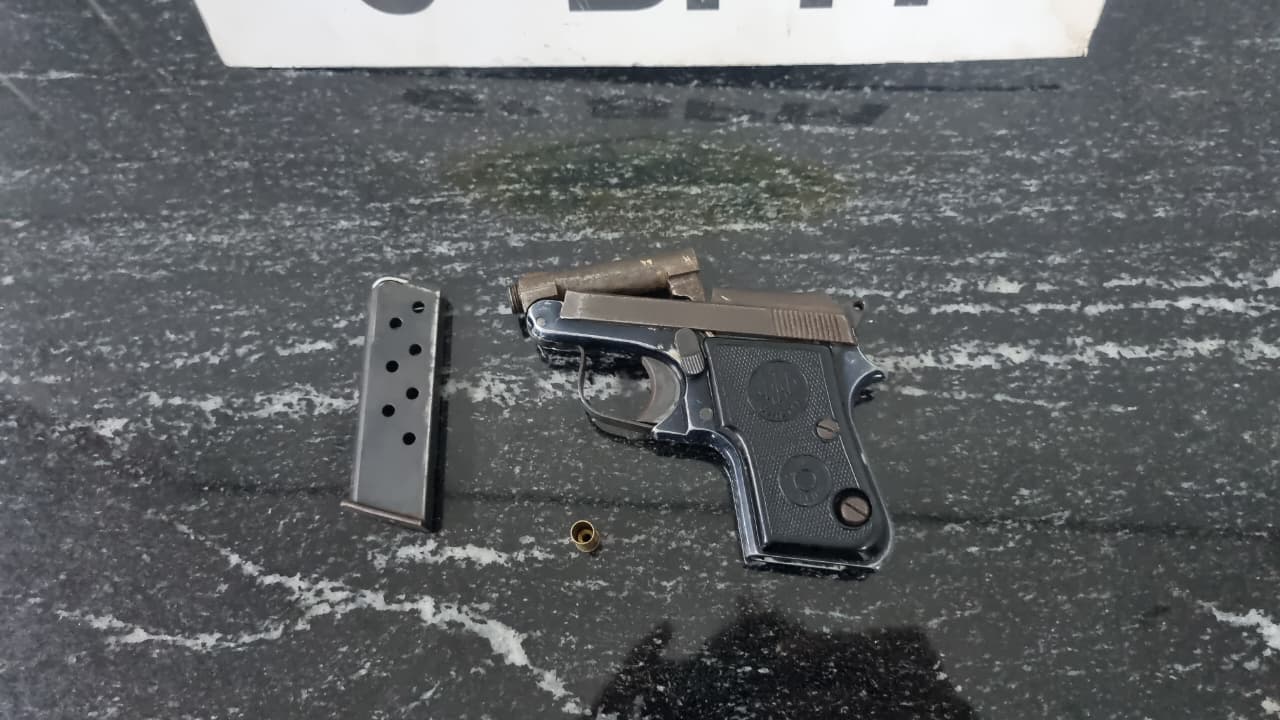 Discussão em distribuidora no Cascavel Velho termina com arma sacada e dupla na delegacia