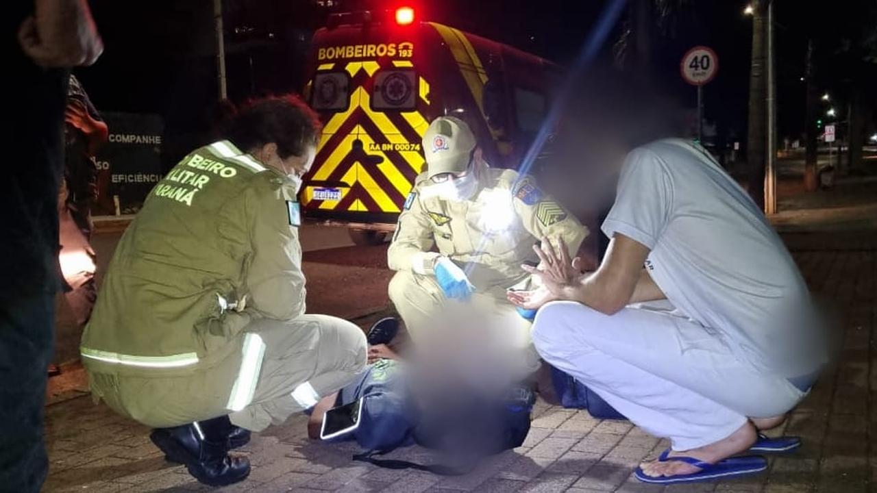 Homem é encontrado caído em via pública e recebe atendimento do Corpo de Bombeiros no Centro de Cascavel
