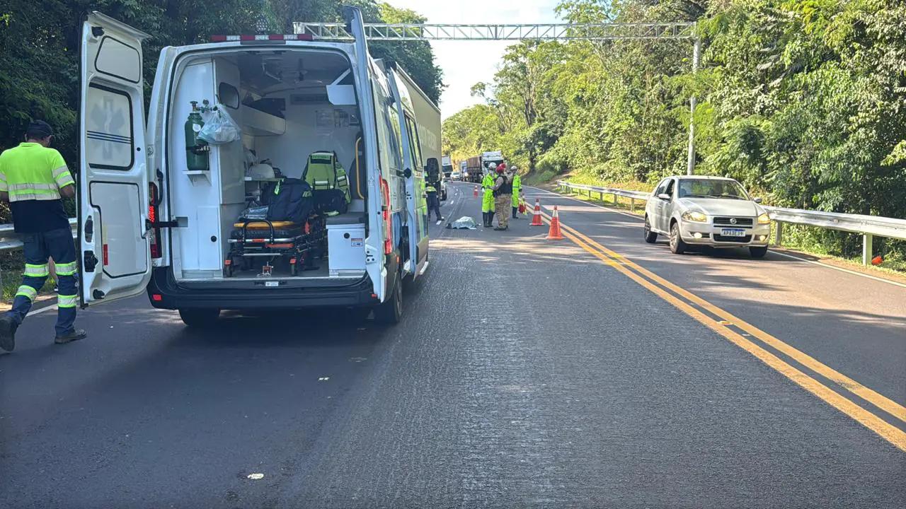 Trabalhador morre atropelado durante sinalização na rodovia PR-182, em Ampére no Paraná Imagem referente a Trabalhador morre atropelado durante sinalização na rodovia PR-182, em Ampére no Paraná