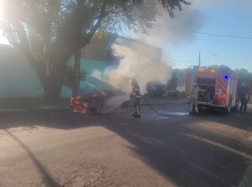 Bombeiros combatem incêndio em veículo na Região do Lago