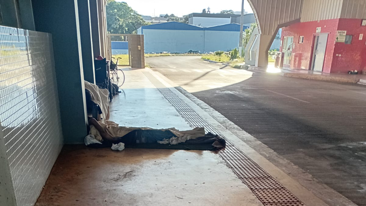 Internauta relata cheiro de urina, bancos ocupados por mendigos e falta de segurança no Terminal Nordeste