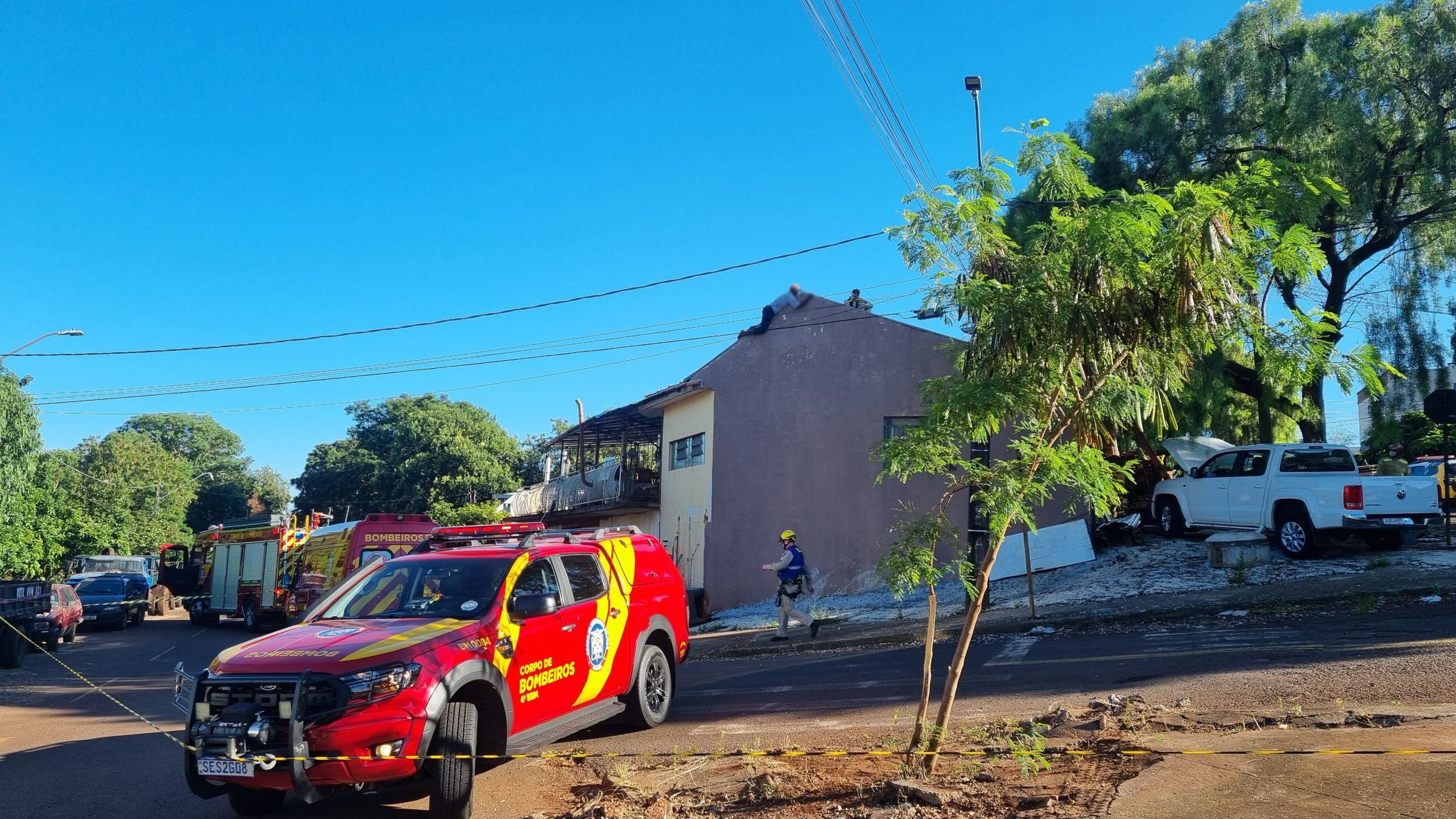 Em surto, homem pula por telhados de residências e ameaça se jogar de sobrado