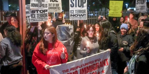 Minneapolis protesta após morte de cidadã dos EUA pela polícia do ICE Imagem referente a Minneapolis protesta após morte de cidadã dos EUA pela polícia do ICE