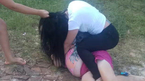 Filha filma mãe sendo espancada por mulher no meio da rua; Vítima morreu no hospital