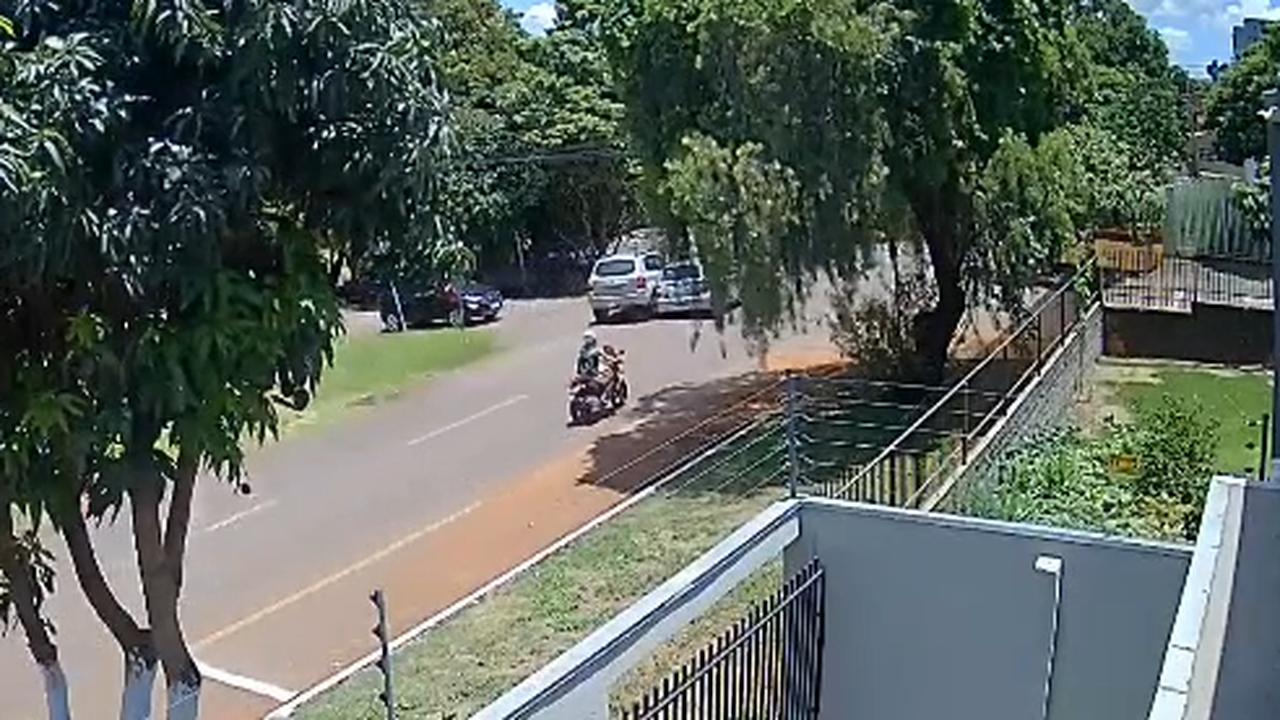 Câmera flagra batida e Tucson invadindo casa após acidente no Cancelli Câmera flagra batida e Tucson invadindo casa após acidente no Cancelli
