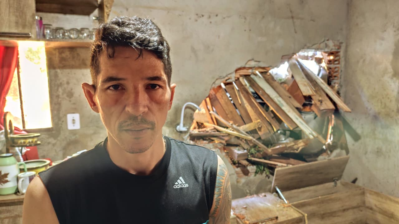 “Só escutei o estrondo. Tava balançando tudo”, diz morador de casa invadida por carro que "voou" em acidente no Cancelli “Só escutei o estrondo. Tava balançando tudo”, diz morador de casa invadida por carro que "voou" em acidente no Cancelli