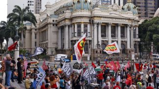 Manifestação no Rio lembra 8 de janeiro e rejeita anistia a golpistas Manifestação no Rio lembra 8 de janeiro e rejeita anistia a golpistas