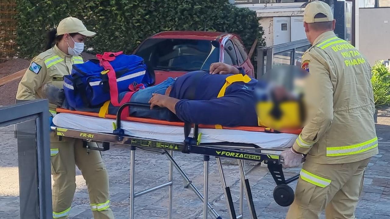Homem sofre acidente de trabalho na Rua Carlos de Carvalho