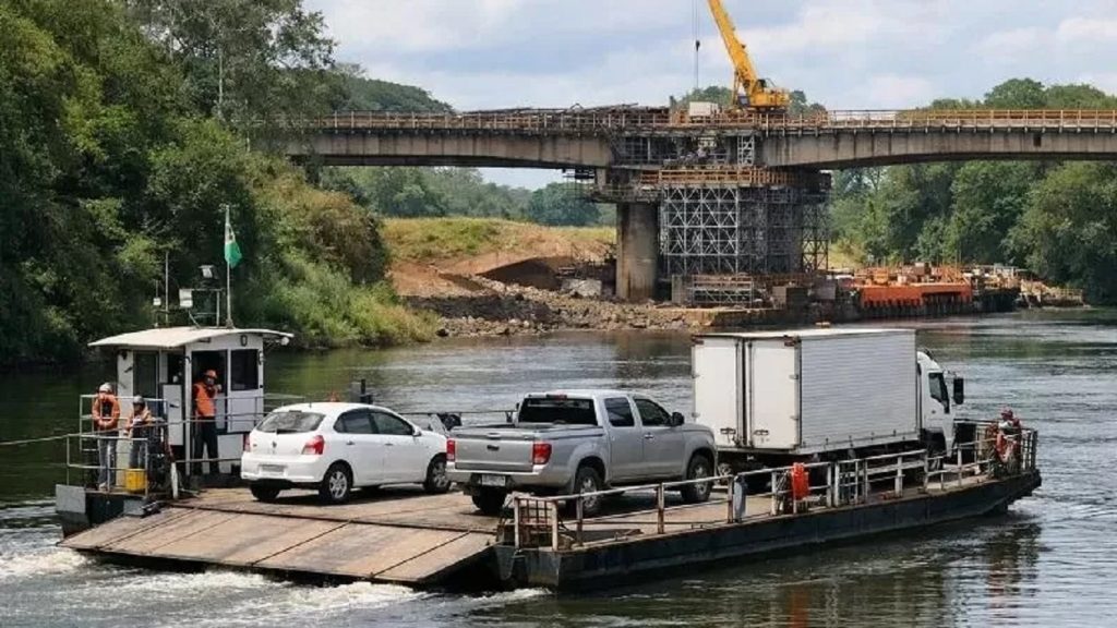 Travessia no Rio Piquiri: balsas operam de graça até ponte ser liberada na BR-272 Travessia no Rio Piquiri: balsas operam de graça até ponte ser liberada na BR-272
