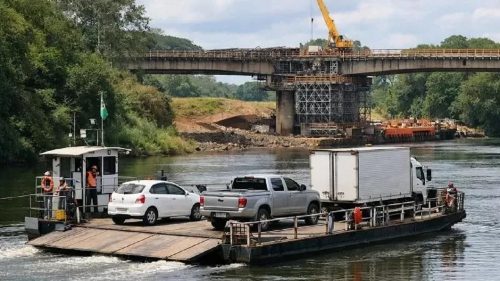 Travessia no Rio Piquiri: balsas operam de graça até ponte ser liberada na BR-272
