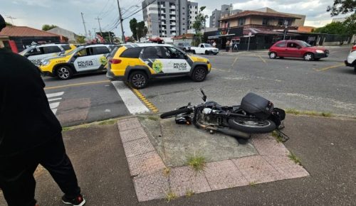 Motociclista tem perna arrancada e garupa sofre fratura grave em colisão de trânsito