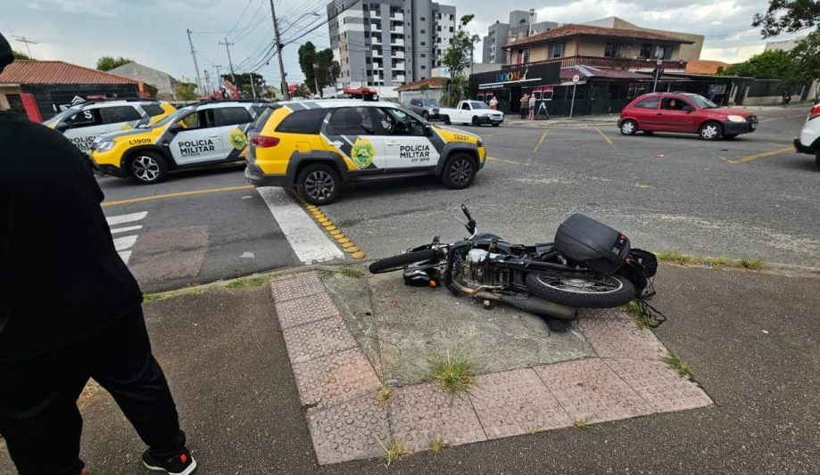 Motociclista tem perna arrancada e garupa sofre fratura grave em colisão de trânsito Motociclista tem perna arrancada e garupa sofre fratura grave em colisão de trânsito