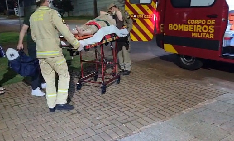 Mulher é socorrida pelo Siate após sofrer queda dentro de casa no Bairro Tropical