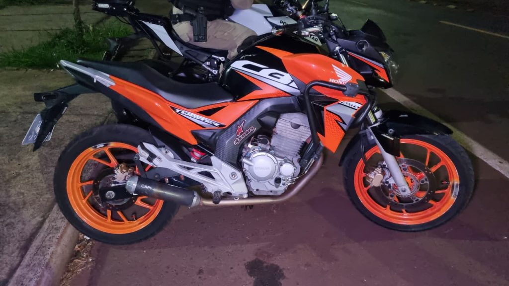 Jovem tenta fugir da PM em Honda Twister com R$ 7 mil em dívidas e moto é apreendida em Cascavel Jovem tenta fugir da PM em Honda Twister com R$ 7 mil em dívidas e moto é apreendida em Cascavel