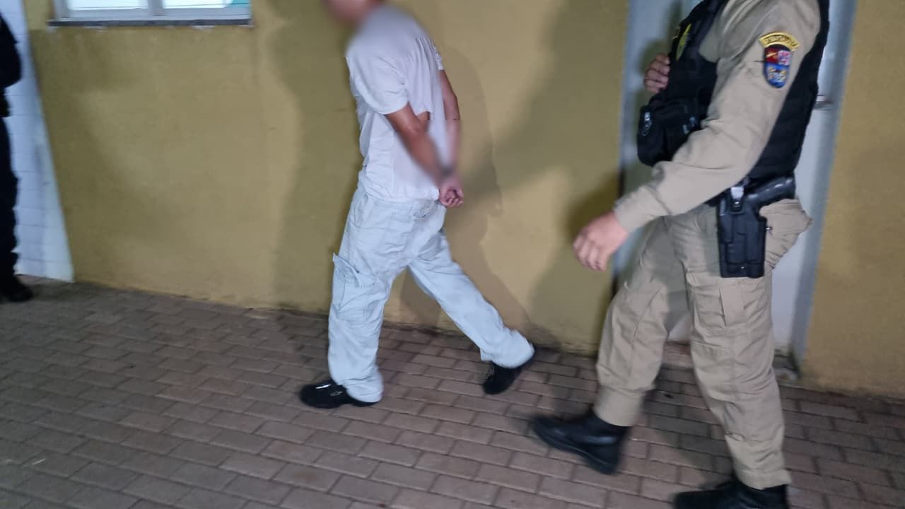 Jovem ameaça companheira em tabacaria, mostra RG falso à PM e acaba preso com mandado por tráfico em Cascavel