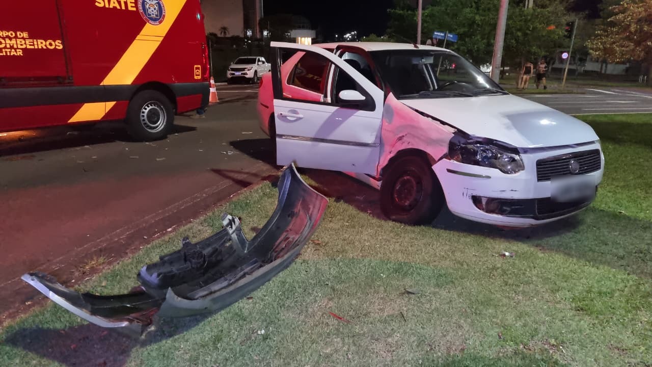 Siena e Prisma se envolvem em forte batida na Avenida Tancredo Neves