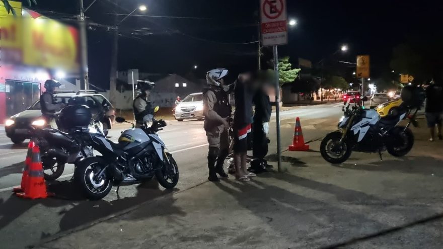 Dupla é flagrada com cocaína e maconha durante abordagem da GOTran na zona oeste de Cascavel