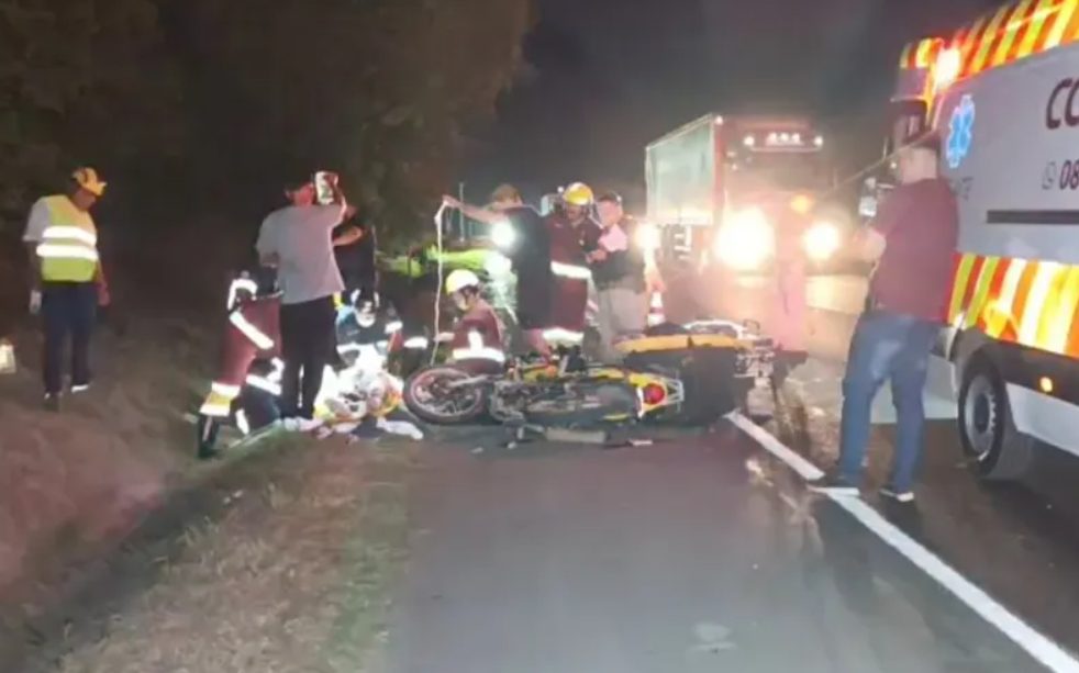 Acidente grave deixa um morto e mobiliza equipes de resgate na BR-376 em Ponta Grossa Acidente grave deixa um morto e mobiliza equipes de resgate na BR-376 em Ponta Grossa