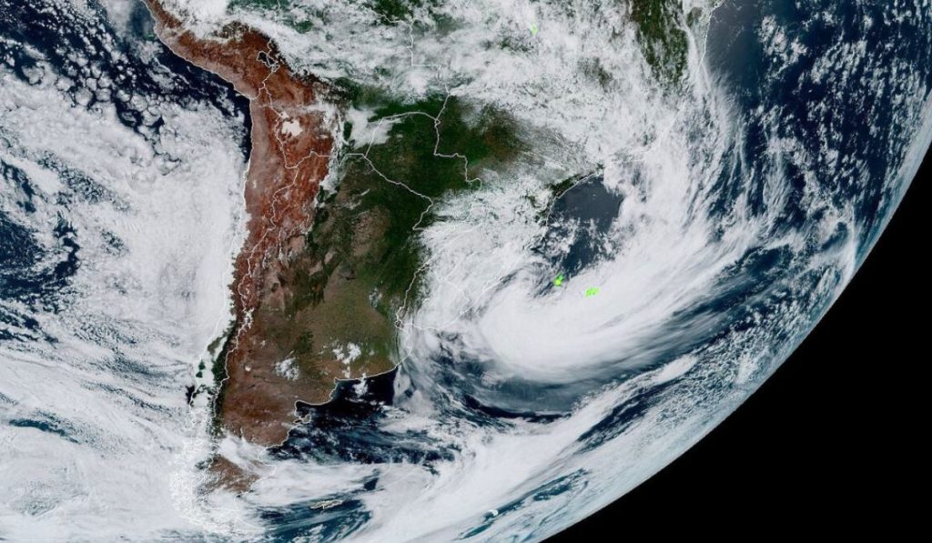 Primeiro ciclone extratropical de 2026 deve atingir o Paraná com ventos de até 100 km/h Primeiro ciclone extratropical de 2026 deve atingir o Paraná com ventos de até 100 km/h