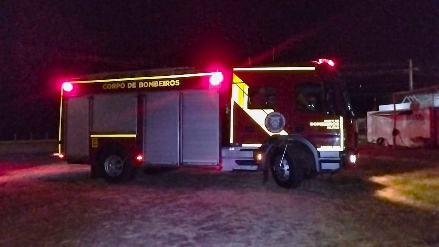 Incêndio em lote com lixo e pneus mobiliza Corpo de Bombeiros no Bairro Santos Dumont