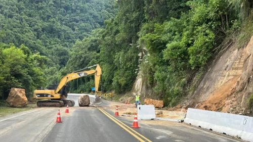 Queda de pedras mantém BR-277 parcialmente interditada na Serra da Esperança