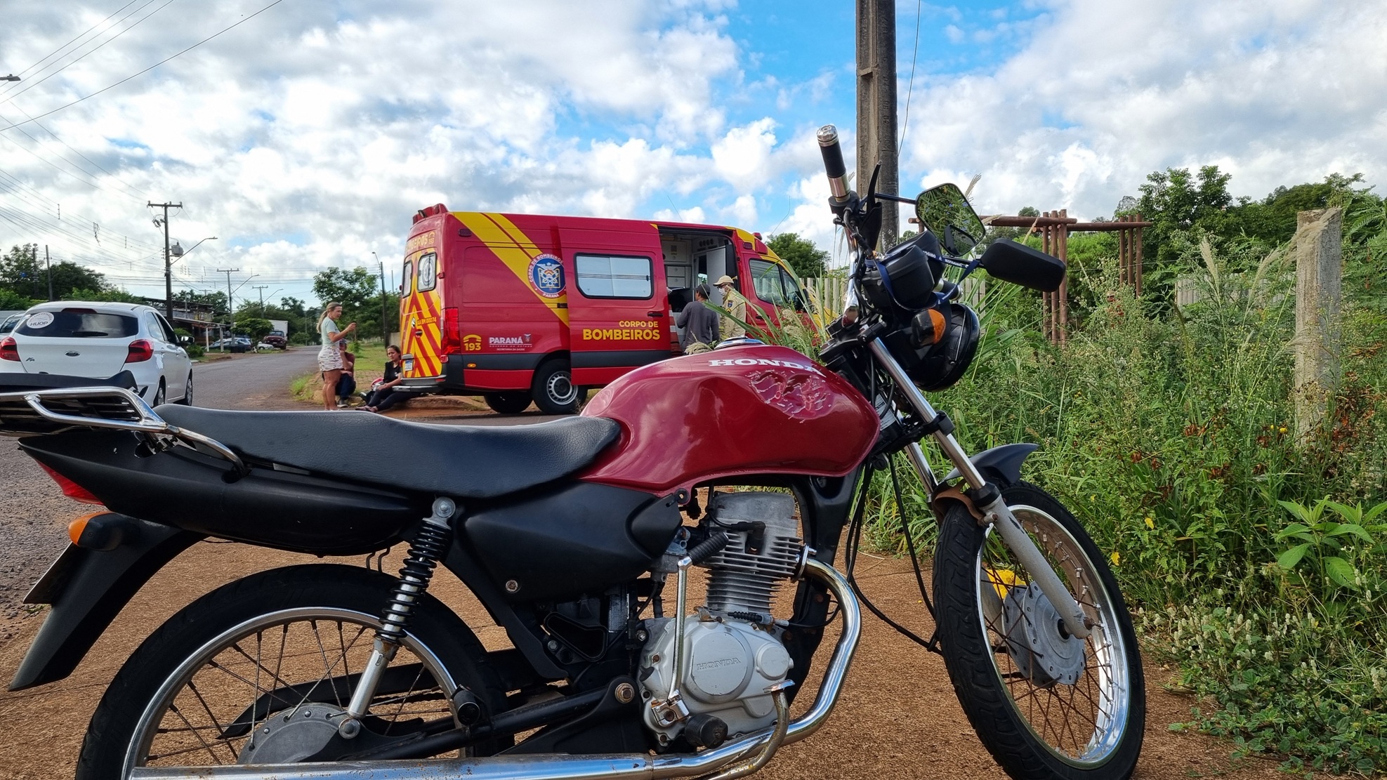 Santana e Honda CG se envolvem em colisão no Bairro Morumbi