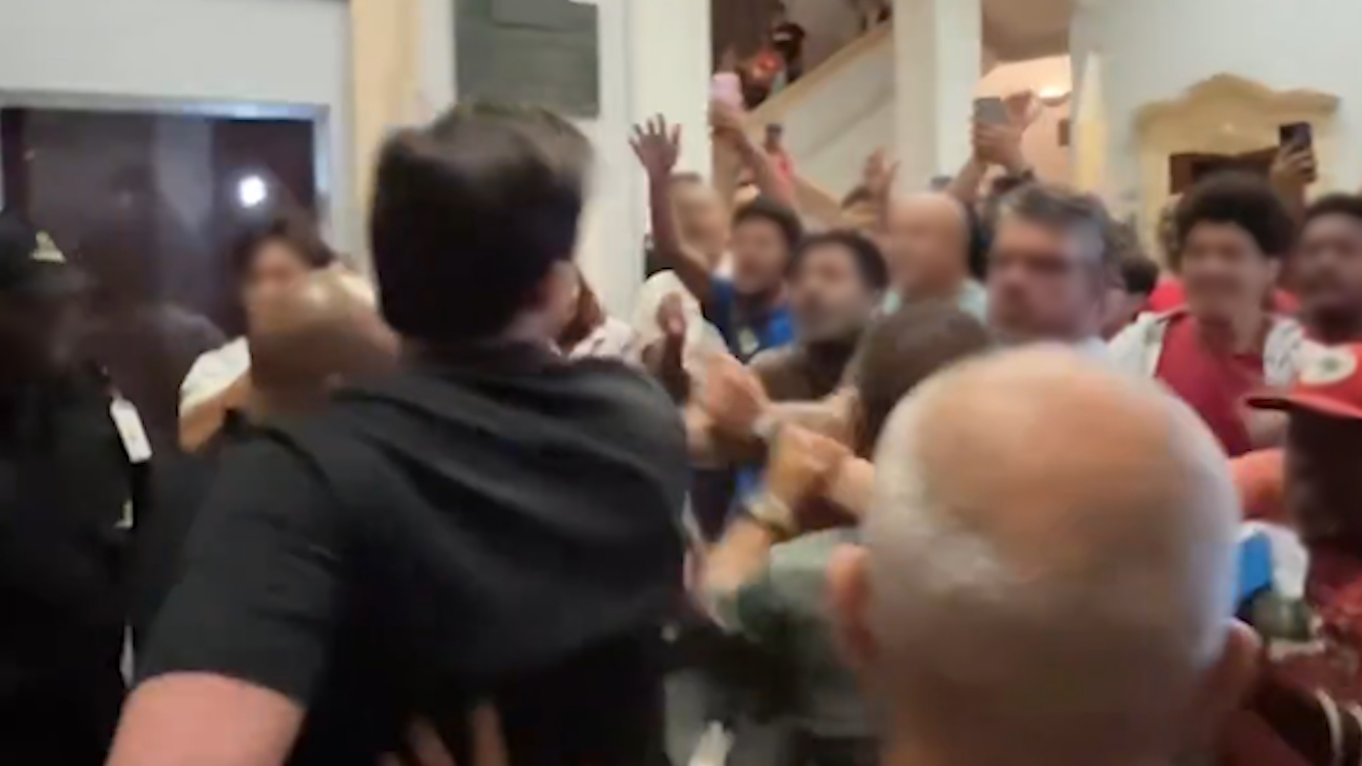 Manifestação de militantes termina em porrada após entrada de políticos bolsonaristas