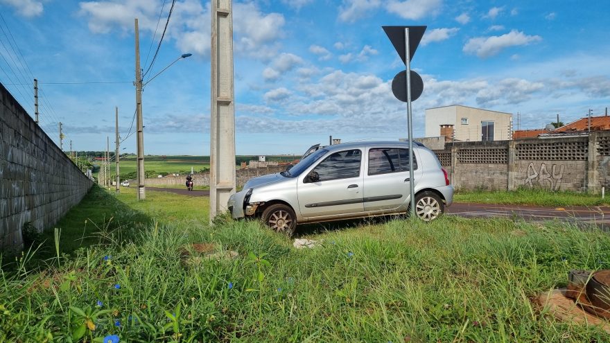 Condutora perde o controle em rotatória e bate Renault Clio em poste no Parque Verde