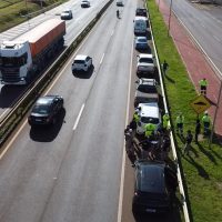 Imagem referente a Imagens aéreas mostram movimentação policial após acidente envolvendo viatura na BR-277