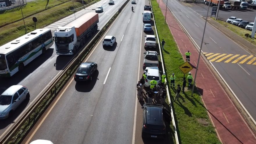 Imagens aéreas mostram movimentação policial após acidente envolvendo viatura na BR-277