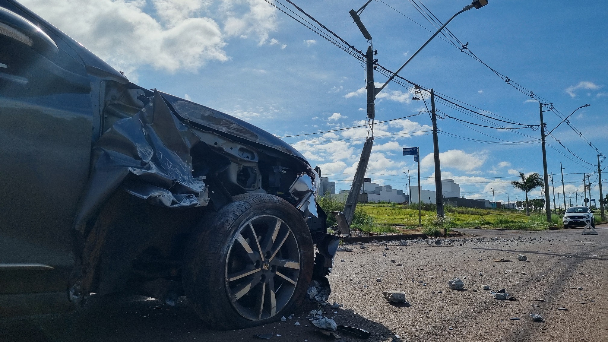 Mulher passa mal ao volante e destrói poste com Fiat Cronos no Recanto Tropical, em Cascavel