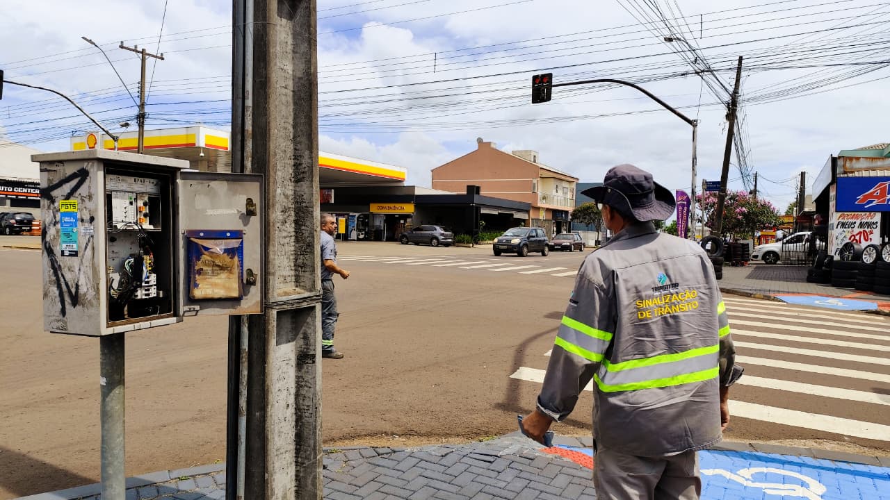 Em menos de 1 minuto, semáforos inoperantes voltam a funcionar após manutenção da Transitar
