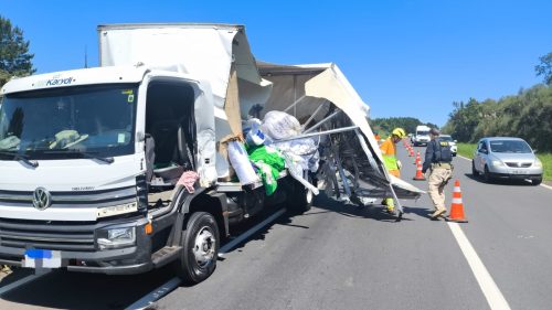 Colisão traseira na BR-376 deixa caminhoneiro ferido