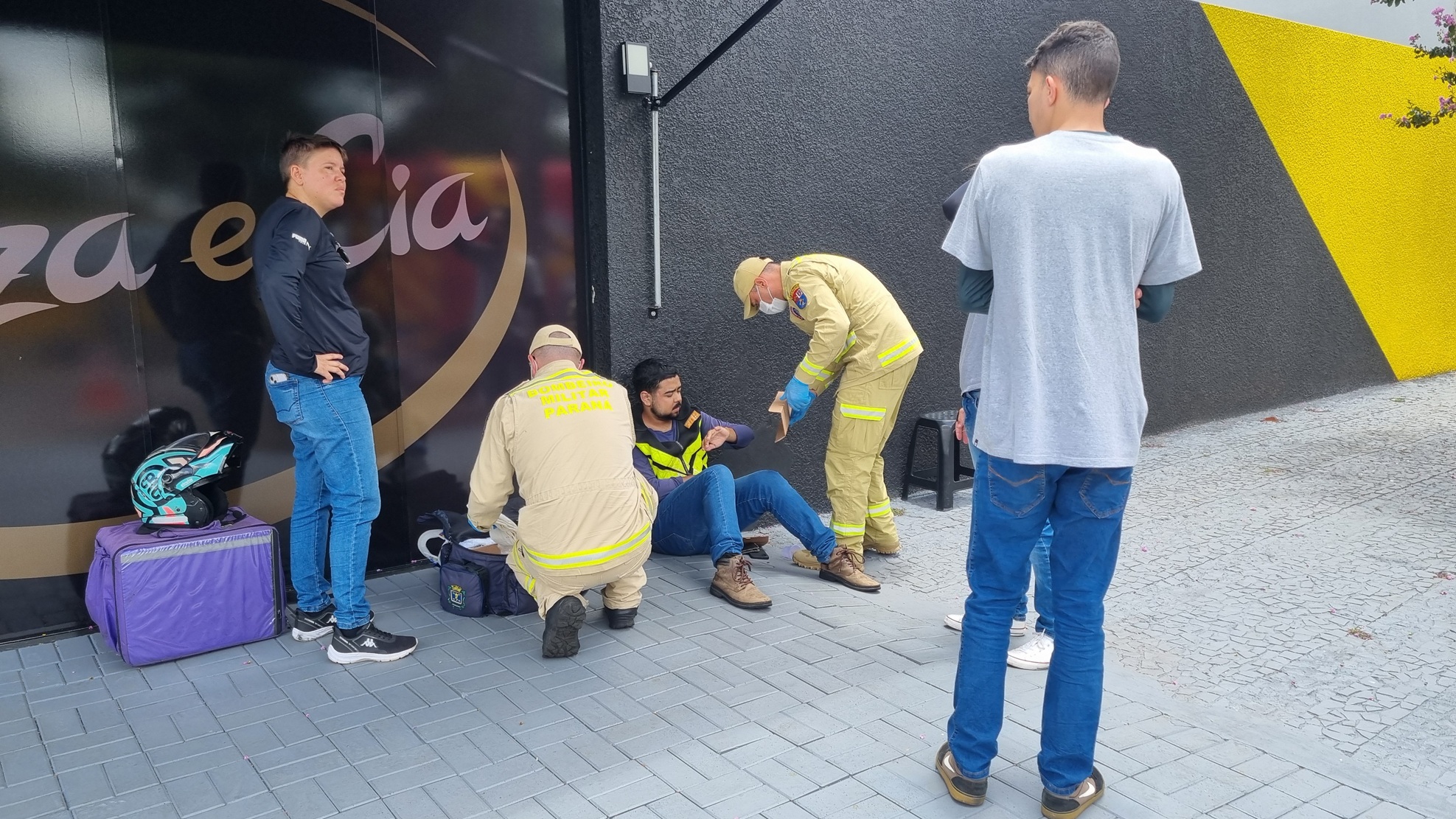 Homem fica ferido após colisão entre motos na Rua Erechim, no Centro de Cascavel Homem fica ferido após colisão entre motos na Rua Erechim, no Centro de Cascavel