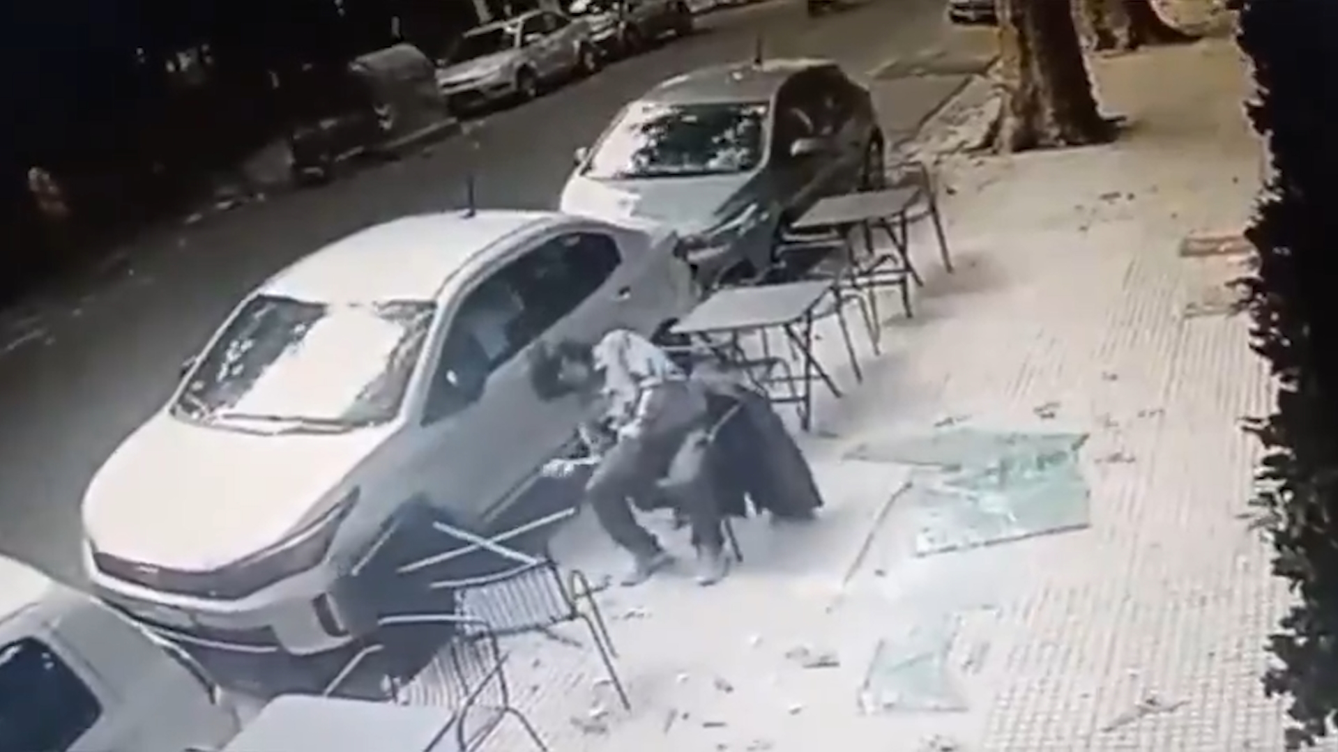 Placa de vidro despenca de prédio e atinge cabeça de cliente em cafeteria em Buenos Aires Placa de vidro despenca de prédio e atinge cabeça de cliente em cafeteria em Buenos Aires