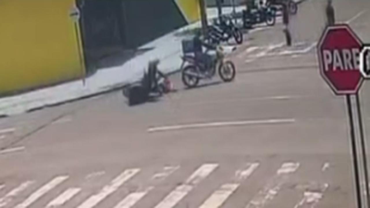 Câmeras registram como ocorreu a colisão entre motos na Rua Erechim Câmeras registram como ocorreu a colisão entre motos na Rua Erechim