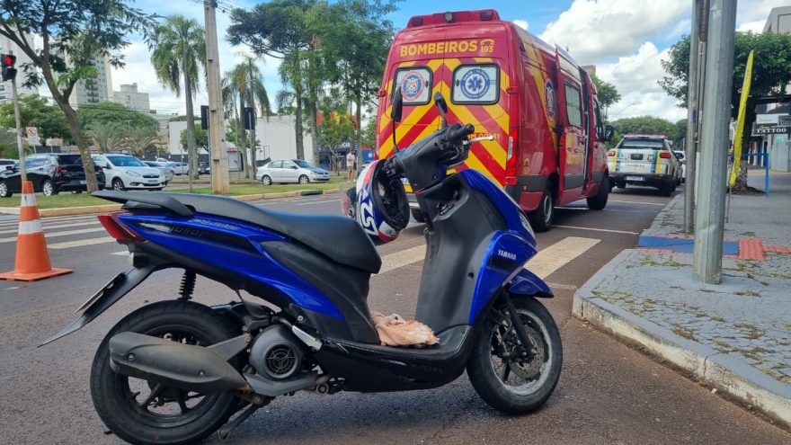 Carro e moto batem em cruzamento no Centro e motociclista ferida é socorrida pelo Siate