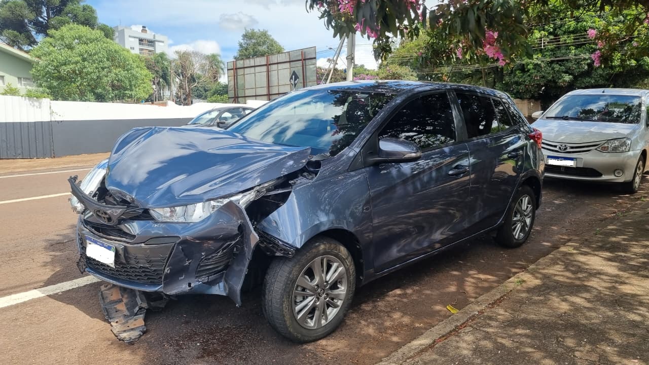 Batida entre Yaris e Palio termina em muitos estragos e prejuízo no Centro de Cascavel Batida entre Yaris e Palio termina em muitos estragos e prejuízo no Centro de Cascavel
