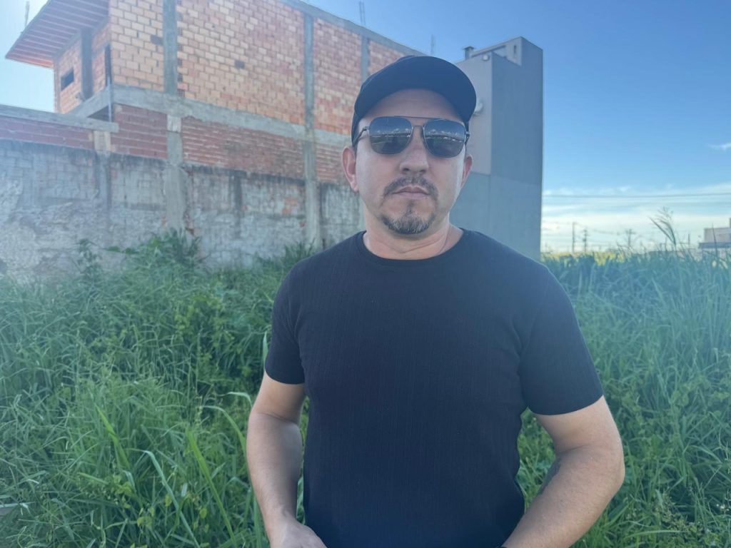 “Nem os Correios veem as placas”: Morador do Brasmadeira denuncia insegurança e problemas com mato alto em terrenos no Loteamento Positano