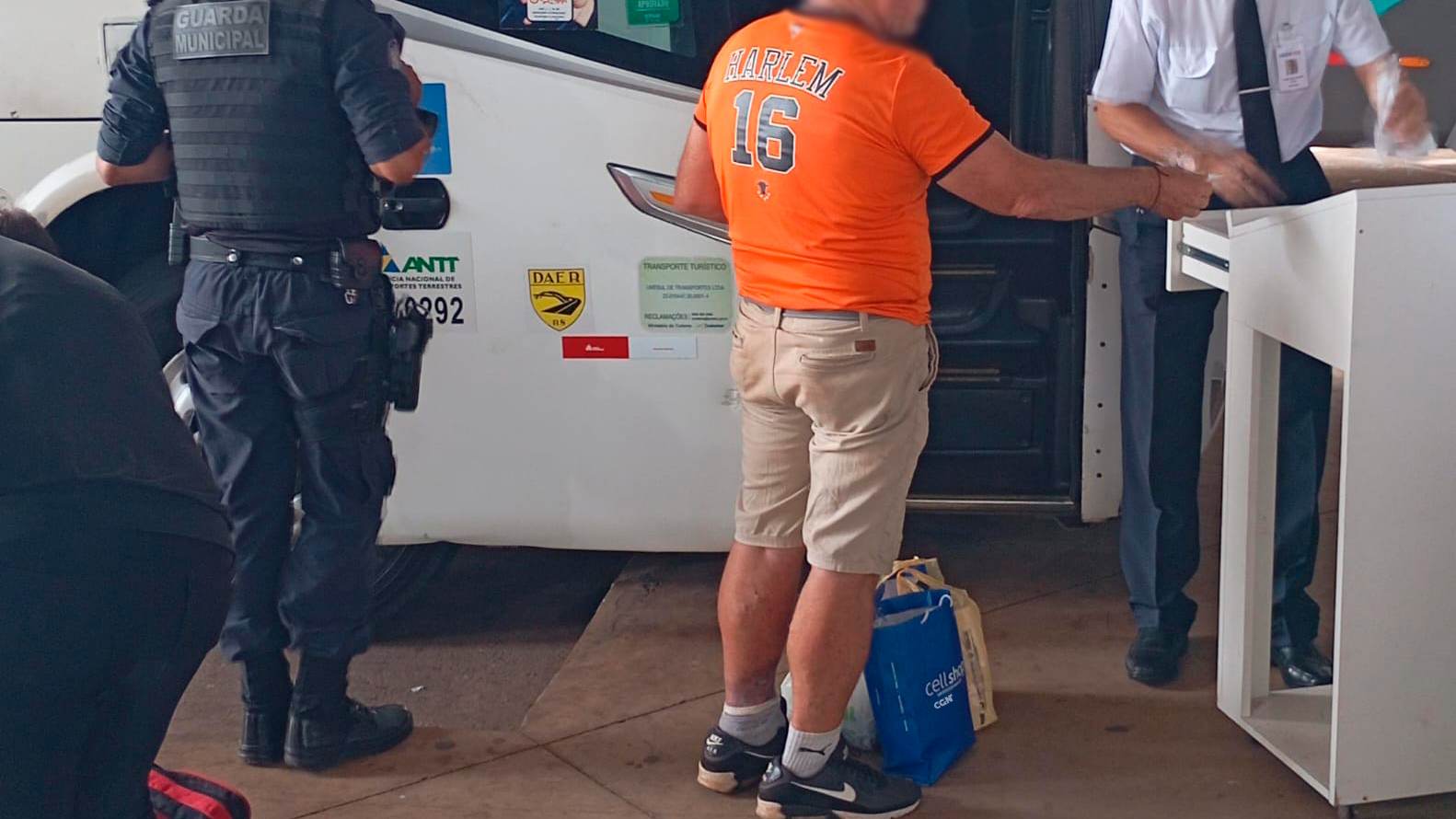 Morador de rua acusado de ameaças é acompanhado pela GM até a rodoviária e deixa Cascavel Imagem referente a Morador de rua acusado de ameaças é acompanhado pela GM até a rodoviária e deixa Cascavel