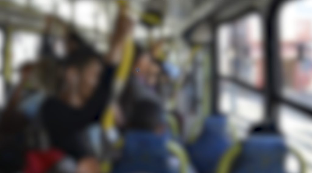 Jovem flagra homem fotografando suas partes íntimas em ônibus do transporte público Jovem flagra homem fotografando suas partes íntimas em ônibus do transporte público
