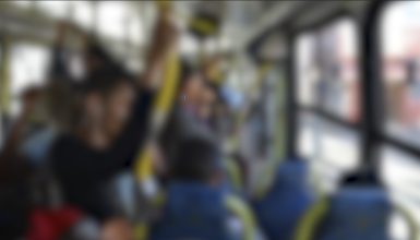 Jovem flagra homem fotografando suas partes íntimas em ônibus do transporte público Imagem referente a Jovem flagra homem fotografando suas partes íntimas em ônibus do transporte público